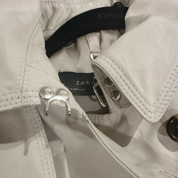 Zara double breasted trench coat. Size XS. Beige and gold hardware detailing. - Picture 11 of 15